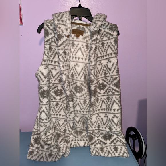 Koolaburra Sweaters - Koolaburra Gray and White Fleece Vest